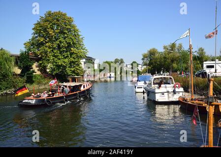 Europa, Deutschland, Niedersachsen, Buxtehude, Metropolregion Hamburg, Este, Hafen, Wohnen am Wasser, Stockfoto