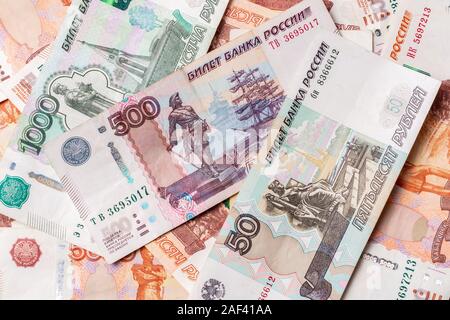 Die Textur von Banknoten im Wert von 5000, 1000, 500 und 50 russischen Rubel. Stockfoto