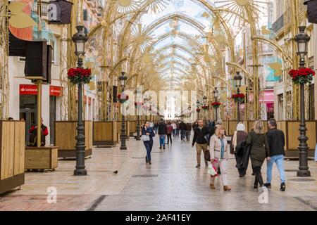 Dezember 2019, Weihnachten lichter Dekoration, Bögen, die Calle Larios, tagsüber, Malaga, Andalusien, Spanien. Stockfoto