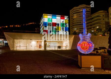 Nacht Szene von Hard Rock Cafe in der Nacht, und Malaga Malaga Pompidou Museum, Muelle Uno, der Hafen von Malaga, Andalusien, Malaga, Spanien. Stockfoto