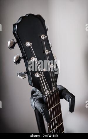 Gitarrenhalter Kopfplatte oder peghead Vertikale Stockfoto