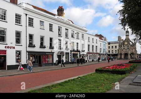 Die alte Dolphin Hotel, (jetzt Geschäfte im erhaltene Gebäude) und Chichester City Market. Stockfoto