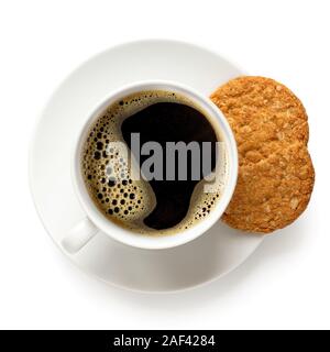 Tasse schwarzen Kaffee mit Anderthalb knusprig Hafer und Vollkorn Gebäck isoliert auf Weiss. Porzellan weiß. Ansicht von oben. Stockfoto