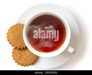 Tasse heißer schwarzer Tee mit zwei Ingwer Kekse isoliert auf Weiss. Porzellan weiß. Ansicht von oben. Stockfoto