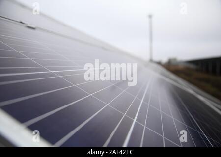 Die Installation von Solarzellen. Solarmodul produziert Grün, umweltfreundliche Energie aus der Sonne. Die Installation von Solarzellen in ländlichen Gebieten. Stockfoto