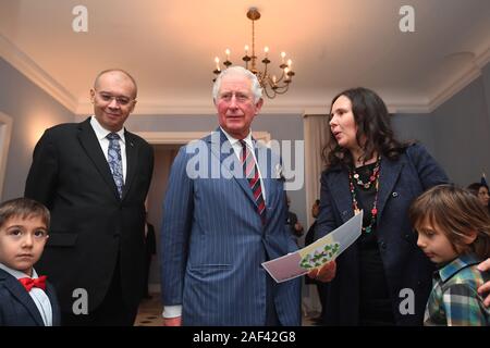 Der Prinz von Wales (Mitte), neben Botschafter Rumäniens in der UK Dan Mihalache (links), bei einem Besuch der Rumänischen Kulturinstitut, Central London, wo er offiziell eine Ausstellung 30 Jahre seit der Rumänischen Revolution eröffnet. Stockfoto