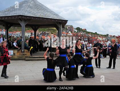 Die Tower Ravens Rapper Schwert Team bei Whitby Folk Woche durchführen. Stockfoto