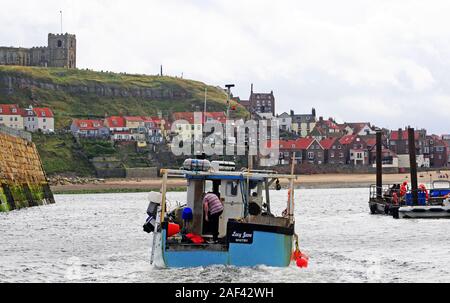 Wenn Sie die Fluss Esk in Whitby Hafen. Stockfoto