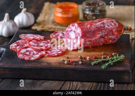 Italienische Salami mit frischem Thymian auf der Holzplatte Stockfoto