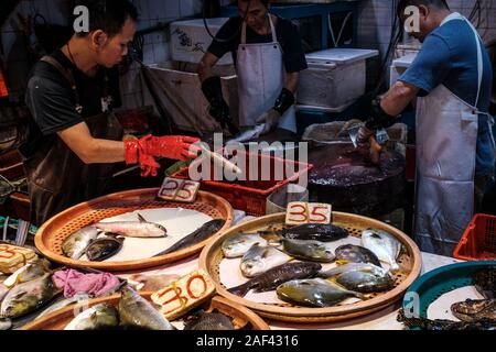 HongKong, China - November, 2019: Anbieter Vorbereitung Fische auf dem Markt in Hongkong, China Stockfoto