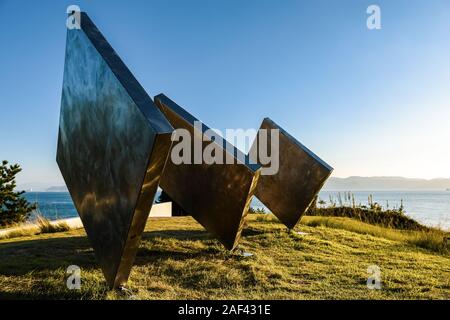 "Drei Quadrate vertikal Diagonal' einer der Naoshima Kunstinstallationen, von George Rickey. Stockfoto