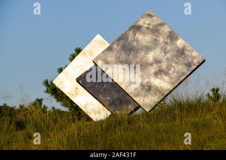 "Drei Quadrate vertikal Diagonal' einer der Naoshima Kunstinstallationen, von George Rickey. Stockfoto