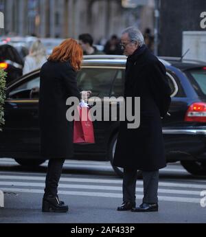 Mailand, Giuliano Adreani mit seiner Frau im Einkaufszentrum Giuliano Adreani, Präsident von Publitalia 80 seit 1996 und CEO von Mediaset, bis 2015, dann von Pier Silvio Berlusconi, die auf dem Executive Committee ersetzt, kommt in der Innenstadt am Mittag. Hier ist er unter seinem Arm mit seiner Frau Cicci, während Sie einkaufen in den Straßen des Vierecks. Stockfoto