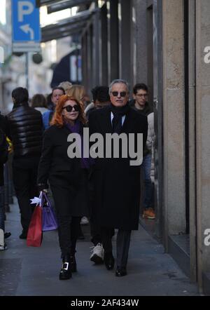 Mailand, Giuliano Adreani mit seiner Frau im Einkaufszentrum Giuliano Adreani, Präsident von Publitalia 80 seit 1996 und CEO von Mediaset, bis 2015, dann von Pier Silvio Berlusconi, die auf dem Executive Committee ersetzt, kommt in der Innenstadt am Mittag. Hier ist er unter seinem Arm mit seiner Frau Cicci, während Sie einkaufen in den Straßen des Vierecks. Stockfoto