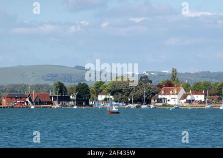 Die Krone und Anker, einem ehemaligen Zollhaus jetzt Public House und Restaurant, bei Dell Quay, von Saltern's Way, Chichester Harbour, West Sussex. Stockfoto