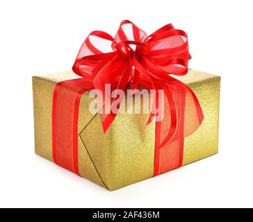 Gold Geschenk-Box mit Red Ribbon und schöne schicke Schleife, Studio isoliert auf weißem Hintergrund Stockfoto