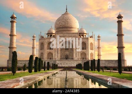 Die prächtige Taj Mahal in Indien zeigt seine volle Pracht bei einem herrlichen Sonnenaufgang mit pastellfarbenen Sky Stockfoto