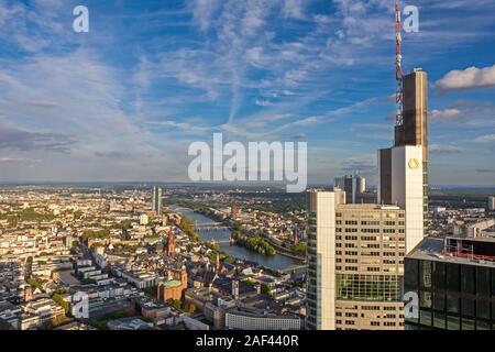 FRANKFURT, Deutschland - 17. SEPTEMBER: Luftaufnahme über der Stadt und dem Commerzbank Tower in Frankfurt am Main am 17. September 2019. Foto aus dem M Stockfoto
