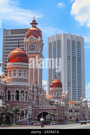 Kuala Lumpur Malaysia, Sultan Abdul Samad Gebäude, die durch moderne Architektur umgeben fimancial Banking Stockfoto