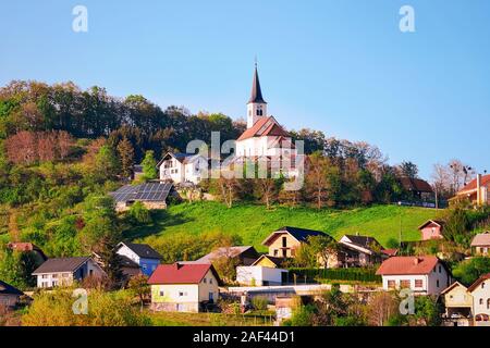 Landschaft mit grünen Hügeln in der Nähe von zgornja Kungota in Slowenien Stockfoto