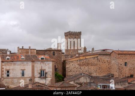 Schöne mittelalterliche Stadt Caceres in der Extremadura Stockfoto