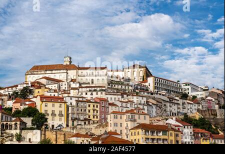 Universität von Coimbra auf einem Hügel über der Stadt von Santa Clara Brücke Stockfoto