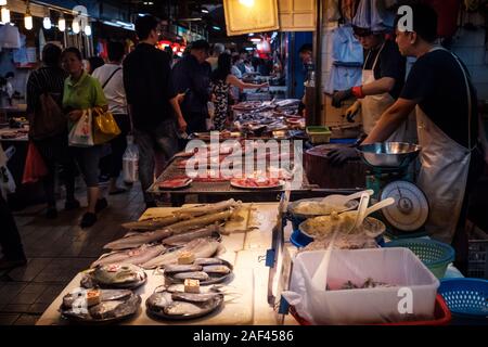 HongKong, China - November, 2019: Anbieter Vorbereitung Fische auf dem Markt in Hongkong, China Stockfoto