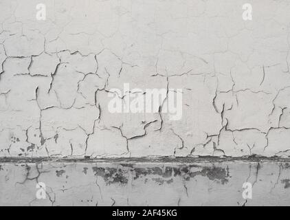Gerissenen Beton graue Wand mit grauem Zement Textur als Hintergrund im Design verwendet werden können. Dreckig Beton Textur mit Rissen und Löchern. Stockfoto