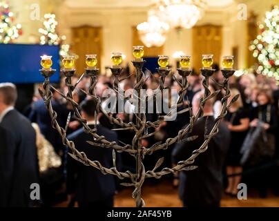 Washington, Vereinigte Staaten von Amerika. 11. Dezember, 2019. Ein Licht auf die Menorah brennt nach der Zeremonie mit US-Präsident Donald Trump und First Lady Melania Trump während ein Abend Chanukka Empfang im East Room des Weißen Hauses Dezember 11, 2019 in Washington, DC. Credit: Joyce Boghosian/White House Photo/Alamy leben Nachrichten Stockfoto