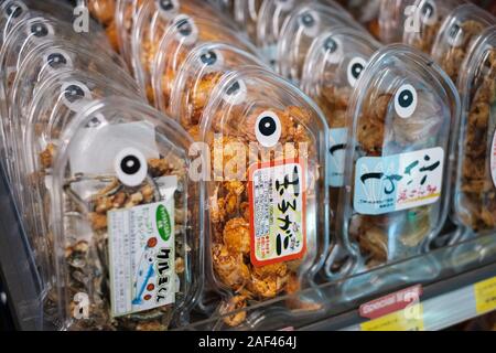 HongKong, China - November, 2019: Getrocknete Krabben, Fisch und Meeresfrüchte als Snack in Box am Supermarkt in HongKong, China Stockfoto