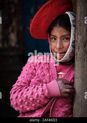 Cusco, Peru - ca. September 2019: Portrait von Zicklein von der Andengemeinschaft Willoq in der Nähe von Ollantaytambo im Heiligen Tal von Peru. Stockfoto