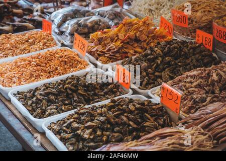 Muscheln, Shell, Shrimps und Meeresfrüchte für den Verkauf auf dem Markt in Hongkong China Stockfoto