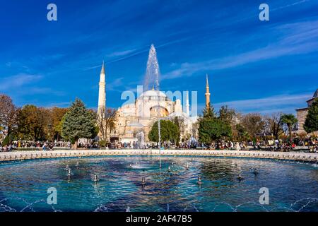 Nicht identifizierte Personen durch die Hagia Sophia in Istanbul, Türkei. Stockfoto