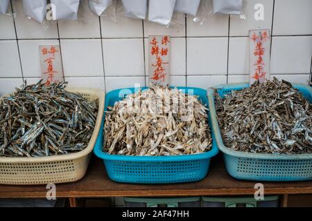 Getrocknete Fische, trockener Fisch auf dem Fischmarkt, Hongkong, China Stockfoto