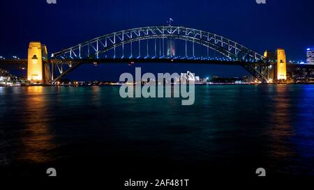 Die Sydney Harbour Bridge und die Oper bei Nacht, von Blues Point, North Shore, Sydney, Australien Stockfoto