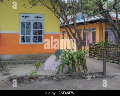 Ambon, Indonesien - 11. Februar 2018: Das Grab einer Familie Mitglied im Hof neben dem Haus auf Ambon Island, Maluku Stockfoto