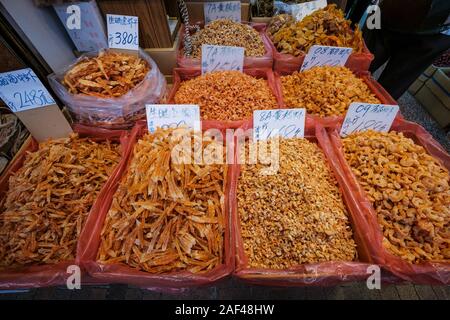 Getrocknete Garnelen, Krebse und Muscheln auf der Straße Markt in Hongkong, China Stockfoto