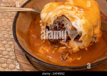 Typisch portugiesische Sandwich wie Croque Monsieur genannt Francesinha mit Käse und Steak. Stockfoto