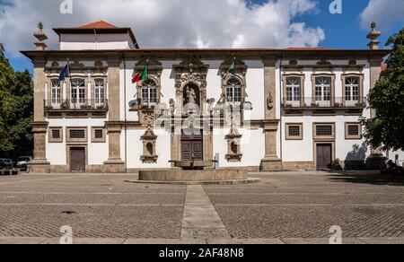 Guimaraes, Portugal - 18 August 2019: Innenhof und Fassade der Stadt oder das Rathaus von Guimaraes in Nordportugal Stockfoto