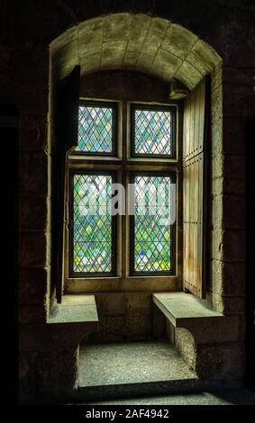 Die dicken Steinmauern der Palast der Herzöge von Braganza mit Fensterplatz in Guimaraes in Nordportugal Stockfoto