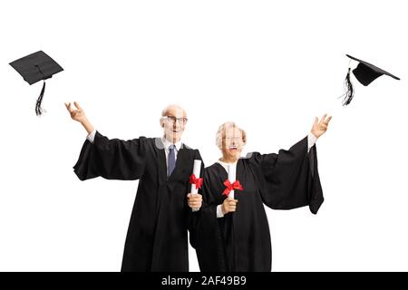 Älterer Mann und Frau Absolventen werfen Hüte und Holding Diplome auf weißem Hintergrund Stockfoto