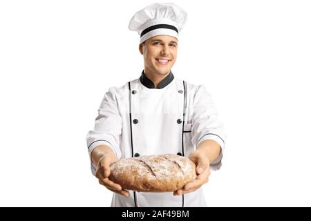 Junge männliche Koch hält ein selbstgemachtes Brot auf weißem Hintergrund Stockfoto