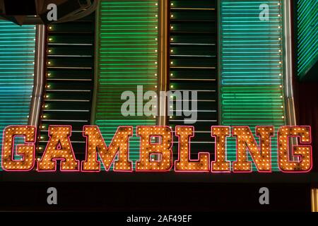 Ein Glücksspiel Zeichen erstrahlt außen ein Casino. Stockfoto