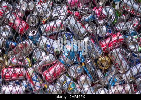 LAWRENCEVILLE, Georgia - 8. MÄRZ 2009: Eine große Auswahl an Aluminium- Getränkedosen für das Recycling gesammelt. Stockfoto