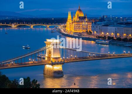 Sonnenuntergang Stadtbild Budapest entlang der Donau mit Kettenbrücke und Parlamentsgebäude Stockfoto