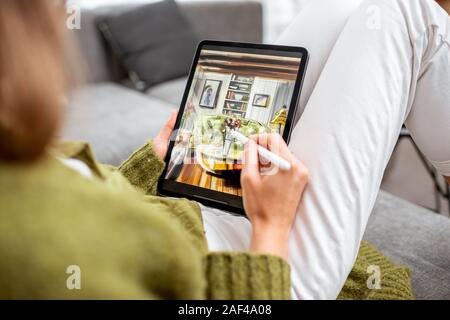 Künstler oder Designer Zeichnung Innenraum Skizze mit digitalen Tablet und kabellosen Stift zu Hause, close-up auf einem Bildschirm. Entwerfen auf digitale Touchpads Konzept Stockfoto