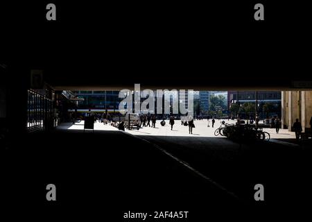 Fußgänger Silhouette, wie sie durch Alexanderplatz, der morgen in Berlin, Deutschland. Stockfoto