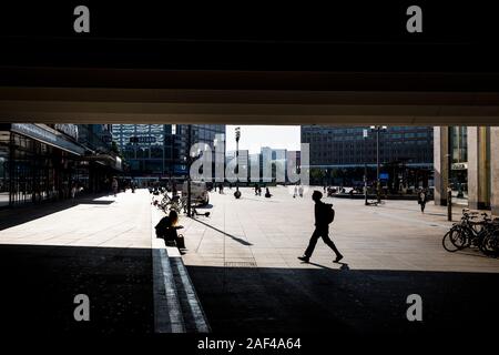 Fußgänger Silhouette, wie sie durch Alexanderplatz, der morgen in Berlin, Deutschland. Stockfoto