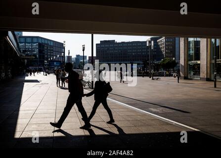 Fußgänger Silhouette, wie sie durch Alexanderplatz, der morgen in Berlin, Deutschland. Stockfoto