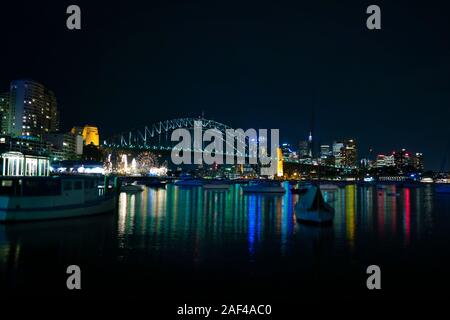 Die Sydney Harbour Bridge und Luna Park bei Nacht, von Blues Point, North Shore, Sydney, Australien Stockfoto